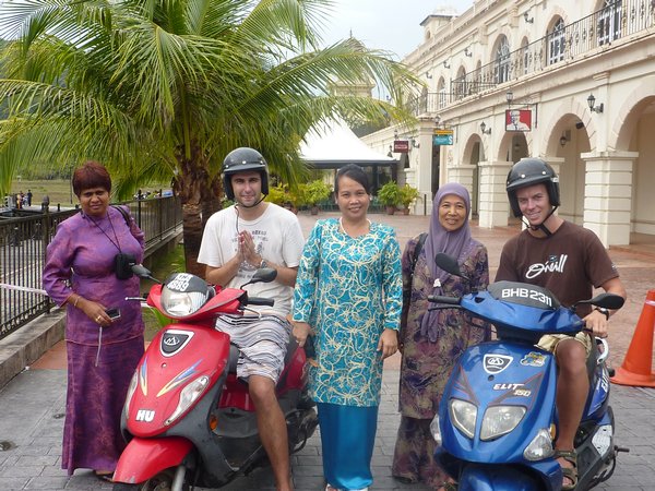 Langkawi en scooter - les malaisiennes qui veulent une photo avec les bike guys