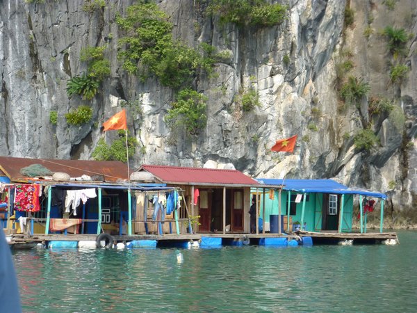 Ha Long Bay (17) - maisons flotantes