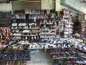 Hanoi (7) - une rue entiere etait couverte de souliers a vendre comme ca