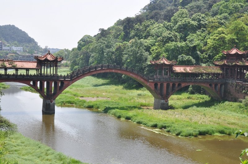 Bridge linking the island temples to the main Leshan complex.