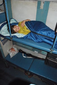 Shanti dort tranquillement avec un fusil d un militaire sous lui dans le train pour Chennai 