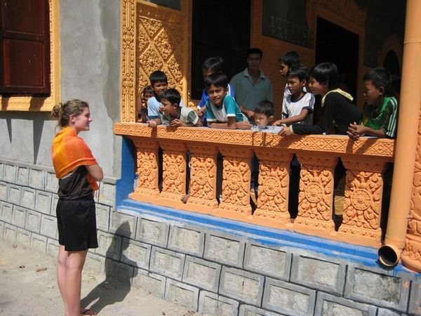 Julie og nysgerrige Khmer-drenge 