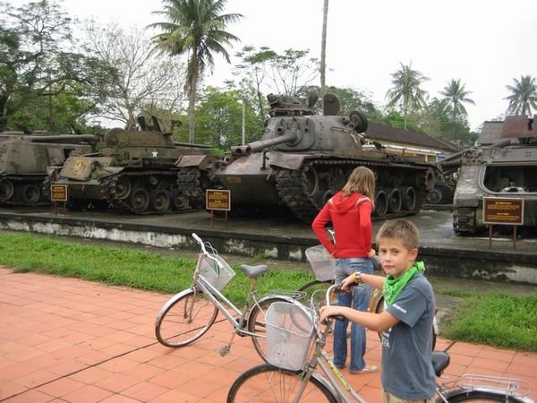 Udstilling af Syd-Vietnams slagne materiel