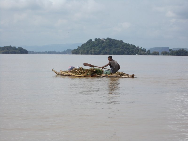 Transport canoes en the Lake Tana