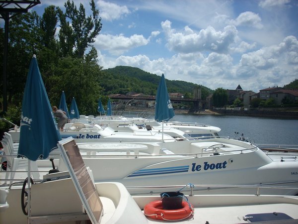 Le Boat Base, Douelle