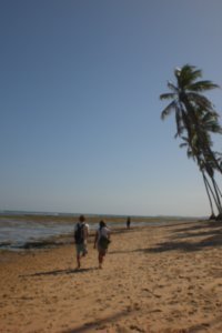 Rich og Mari langs stranda i Praia do Forte!
