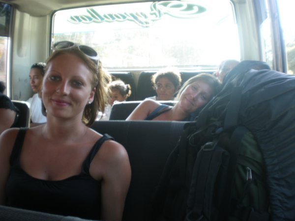 Linda og Kine paa en eller annen buss mellom Belize og Honduras,,