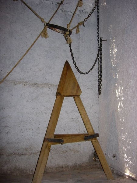 Museum der Inquisation - Folter - hier sass man drauf....
