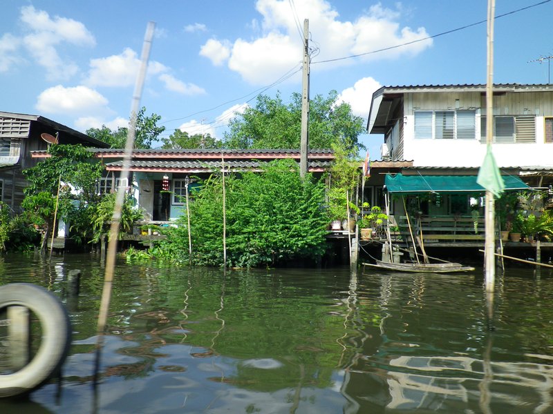 Longtail bootsfahrt durch die kanaele von bangkok