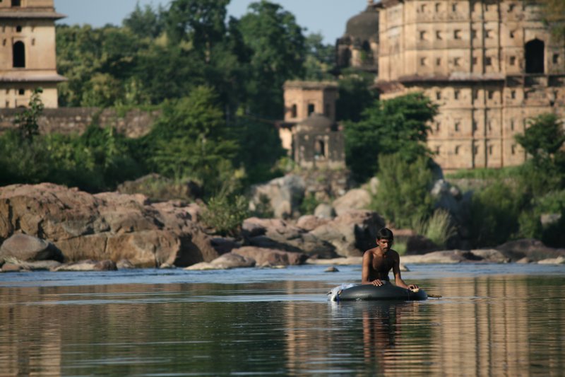 Fisherman, river and temples, Orchha