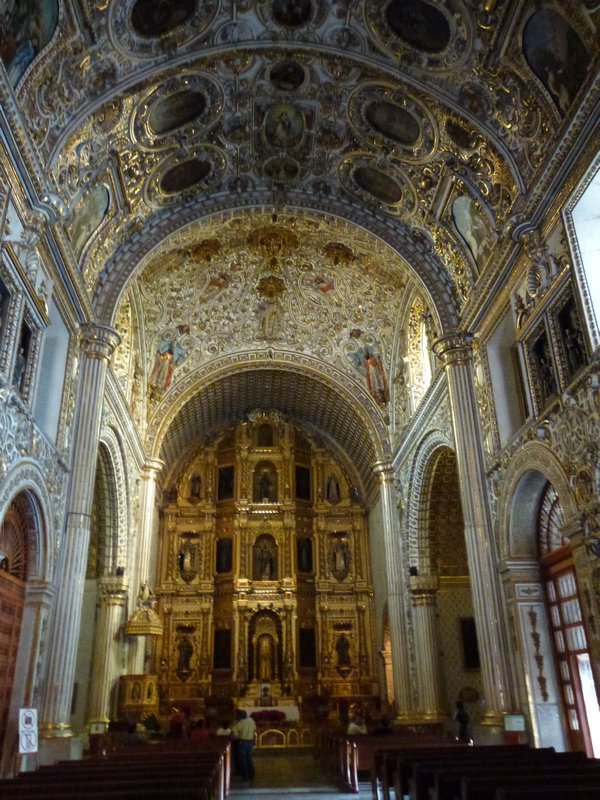 The very impressive altar in the Santo Domingo