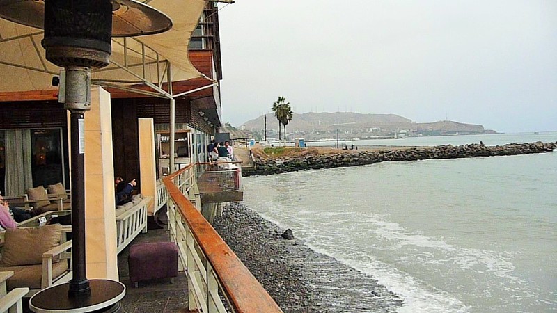 Restaurant overlooking the surfers