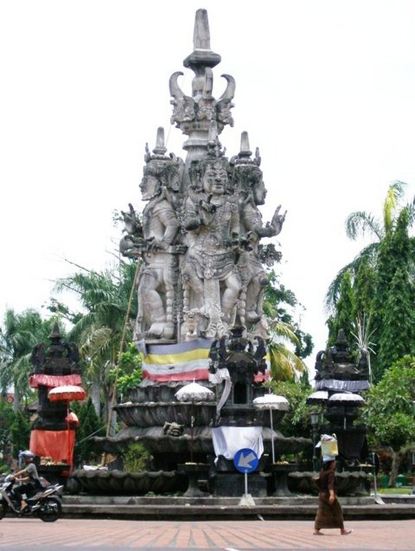 Rotary on main road in Klungkung