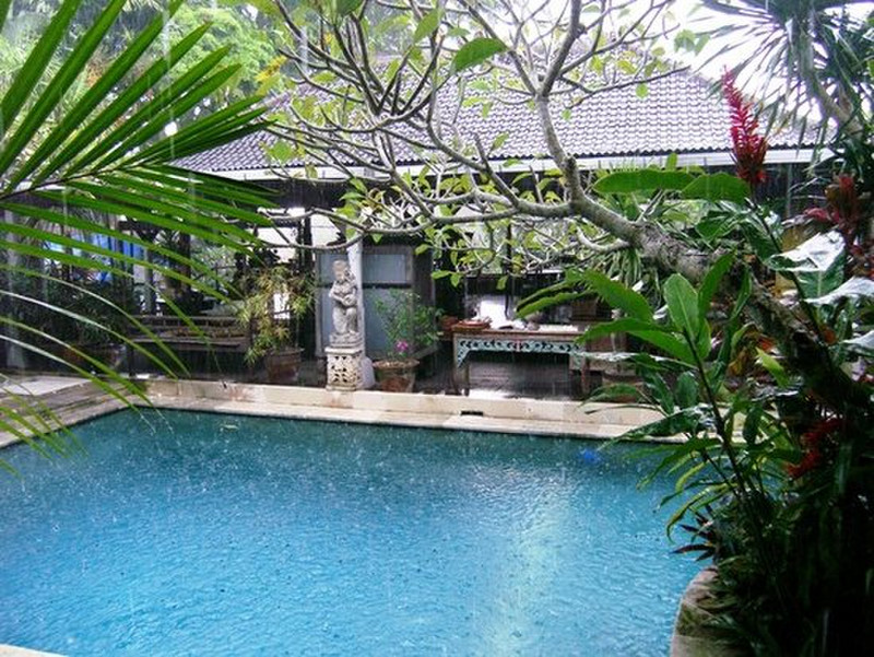Pradha Guesthouse: Pool in the rain
