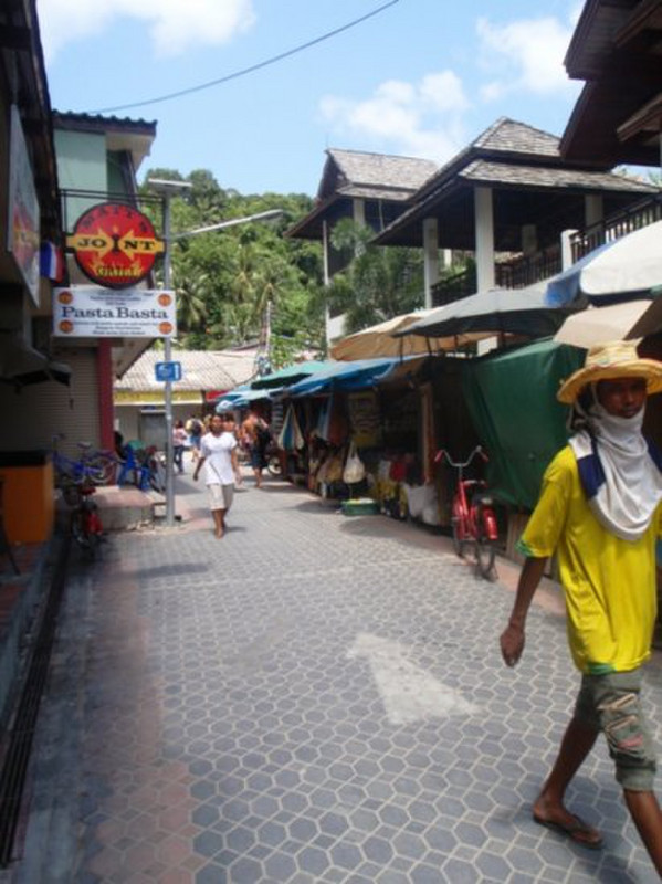 Street scene on Phi Phi 2