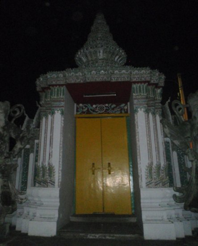 Wat Po, yellow door