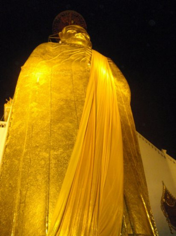 Wat Intharawihan at night