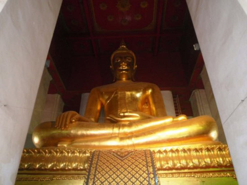Looking up at the Buddha in Phra Mongkhon Bophit