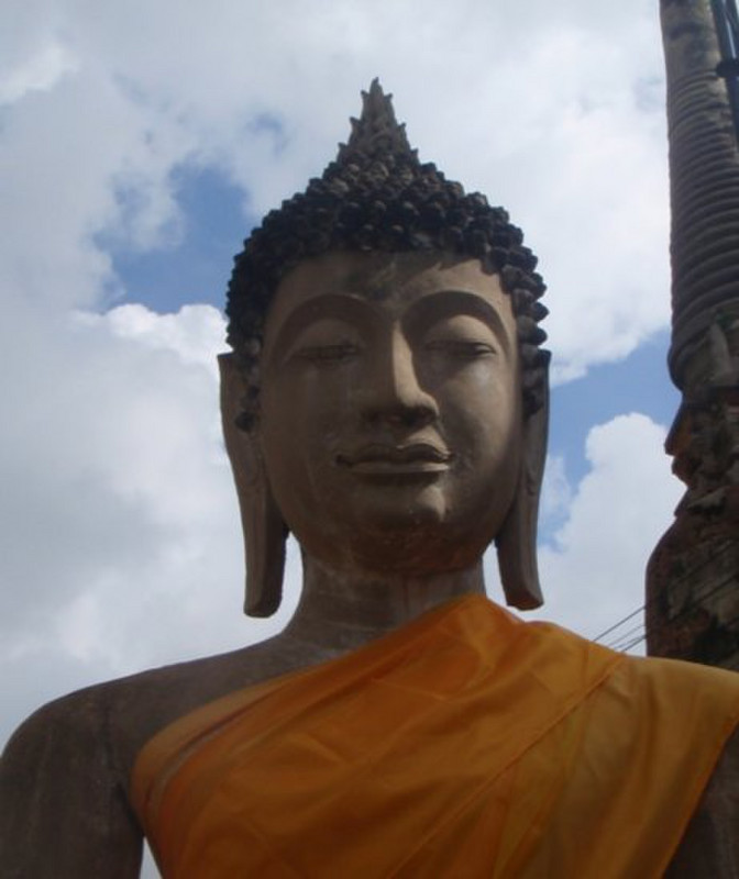Large central Buddha