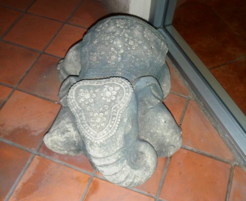 Siam Show Village: Elephant guard at the doorway