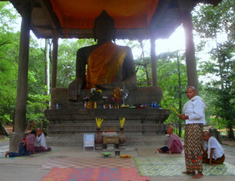 Female monks at the large Buddha