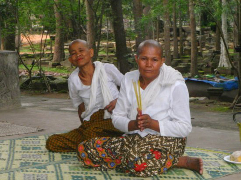 Female monks at the large Buddha