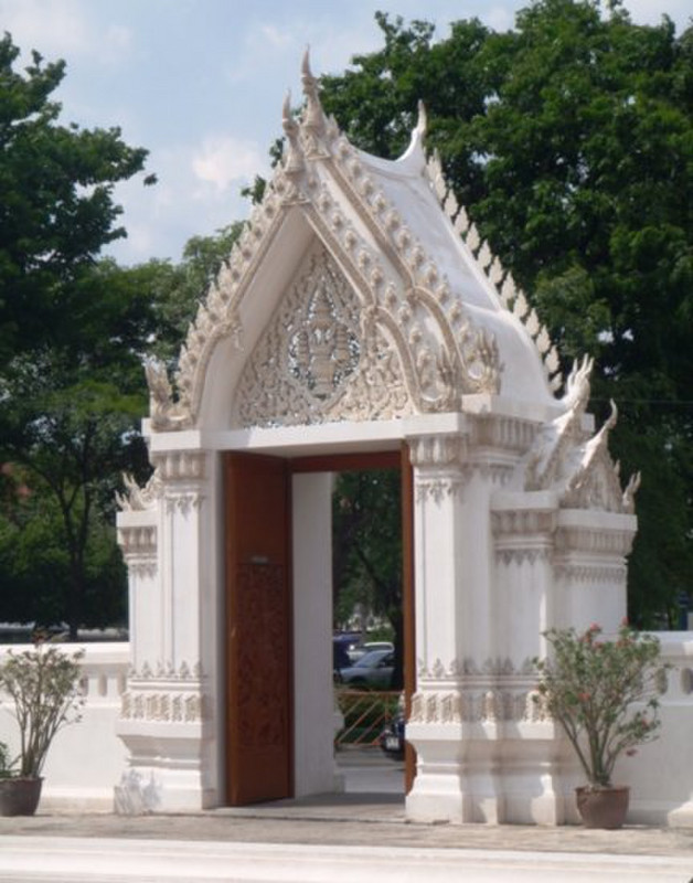 Wat Bowon Niwet - side entrance