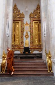 Monks at Shrine-hall of Phra Phutthachinnasi