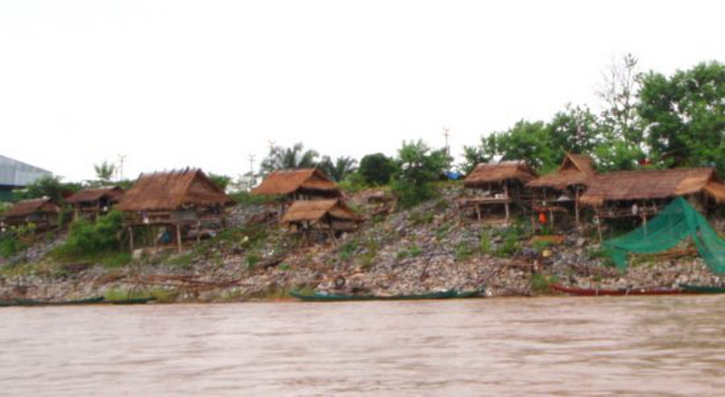 Fishing village on the riverbank (Thailand)