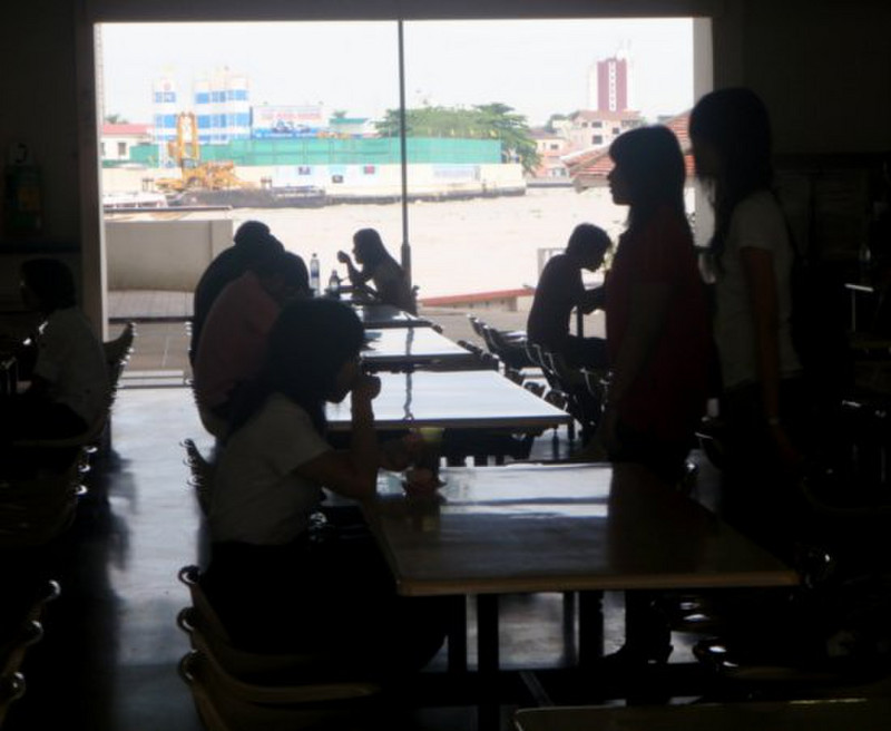 Students in the Thammarsart U cafeteria