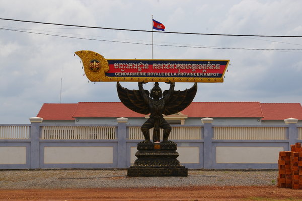 Devant le poste de police de Kampot