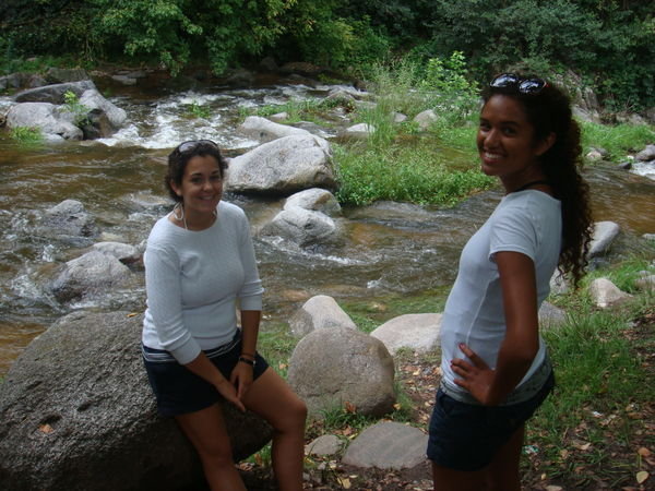 Chicas acerca del rio