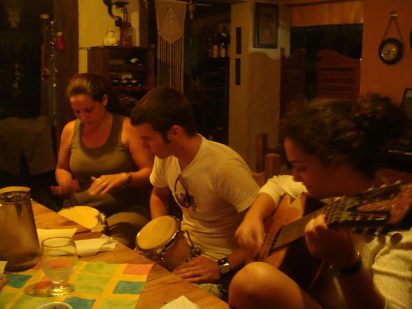 Tocamos guitarra y tambores antes de cena