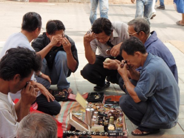 Thais looking for that rare Buddha Amulet that they all dream of finding at a bargain price!