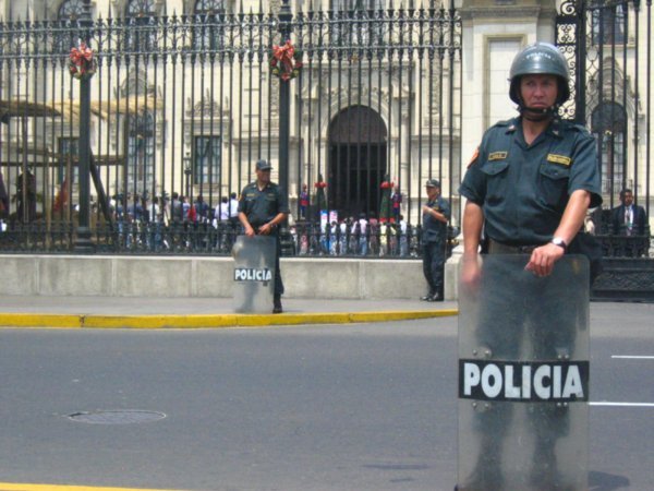 police guarding the congressional palace during a speech