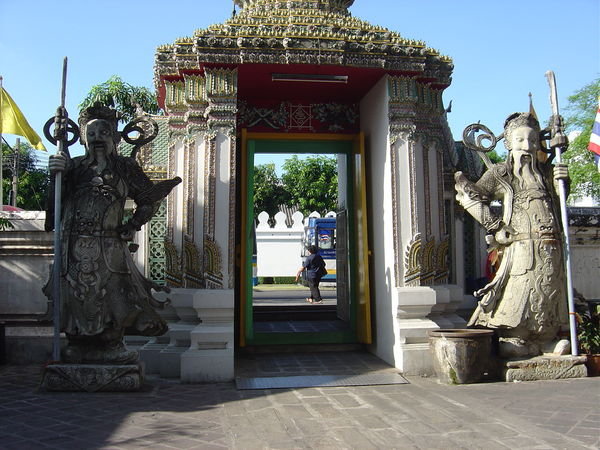 Statues at Wat Pho