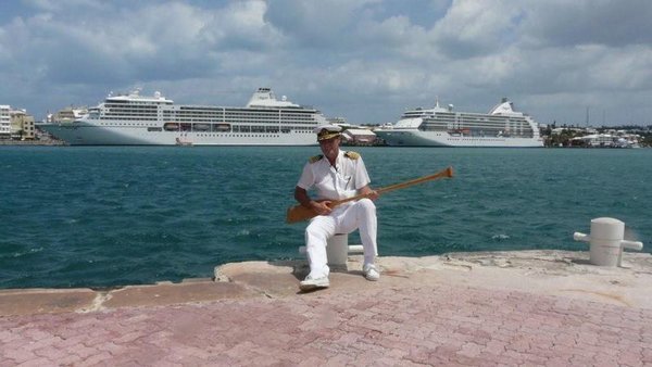 Dag plays a paddle between Voyager and Mariner in Bermuda