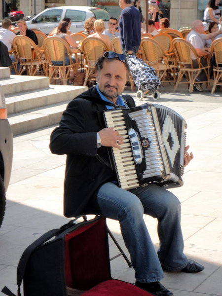 BORDEAUX STREET BUSKER