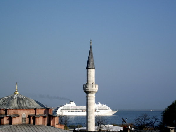 MARINER SAILS OUT OF ISTANBUL