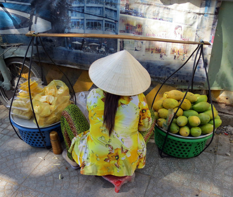  VIETNAMESE WOMAN WITH FRUIT