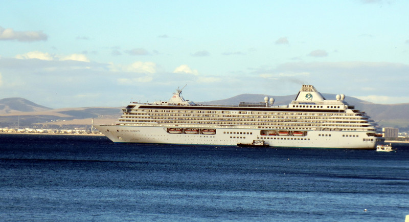 CRYSTAL SERENITY SAILS OUT OF CAPE TOWN