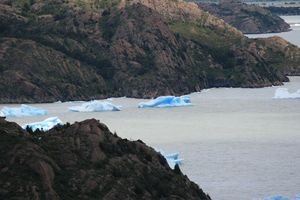 Ueberall schoene blaue Eisbloecke im Wasser