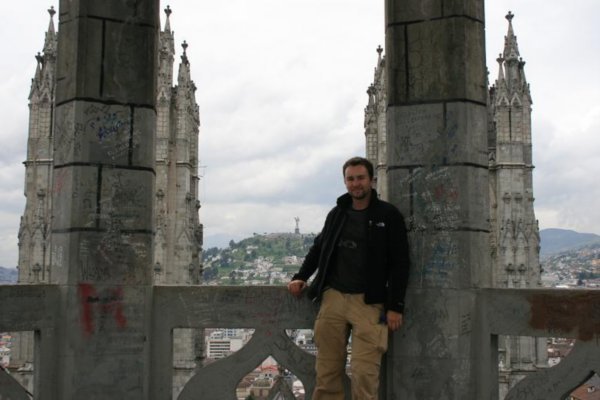 ...Kirchendach. Zwischen den zwei Tuermen kann man auf dem Berg die Virgen (Jungfrau) von Quito erkennen.