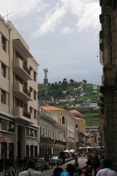 Eine typische Strasse in Quitos Altstadt mit der Virgen im Hintergrund.