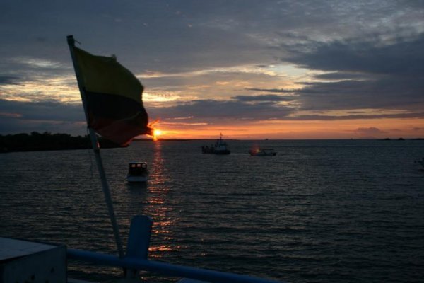 Und Abends werden wir mit einem schoenen Sonnenuntergang belohnt. (Ausblick von der "Friendship", unserem Boot, in den Sonnenuntergang)
