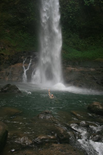 Baden mitten im Regenwald in einem Wasserfall...herrlich.