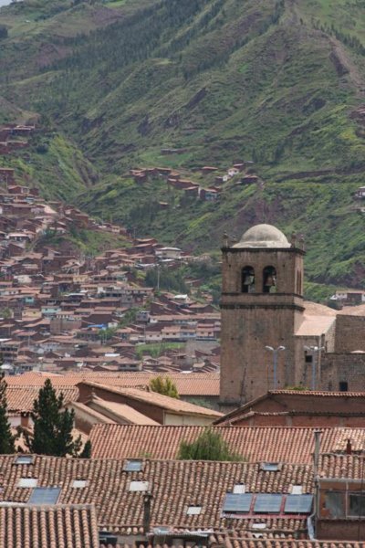 Blick ueber die Daecher Cuscos und die Kirche San Francisco