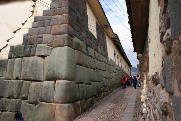 Die Grundmauern des ehemaligen Palastes des Inca Roca - darauf ein spanischer "Neubau"