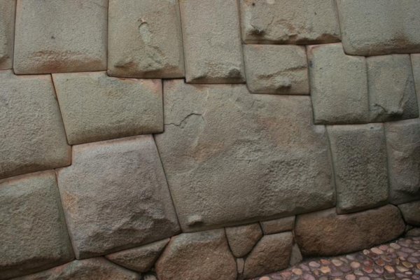 Die Mauer des Palastes in Nahaufnahme - fugenlose Verblockung riesiger Steine. Der grosse Stein in der Mitte hat alleine zwoelf Ecken und passt hervorragend.