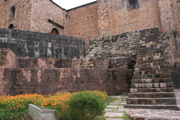 Die unterschiedlichen Bauweisen: die der Inkas ist fast fugenlos (unten), oben spanisch mit viel Moertel